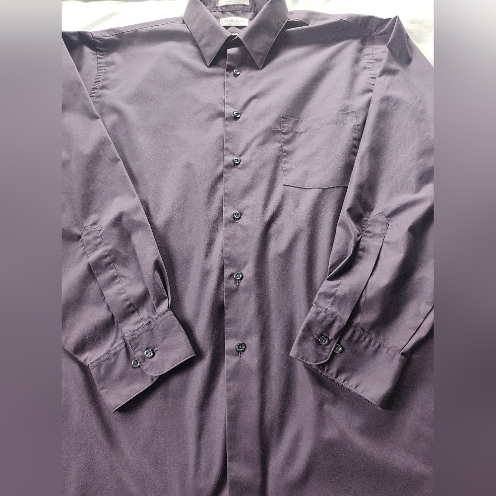 Van Heusen Men's Button Up Shirt.  Size 17 1/2 (34-35). Long Sleeves.